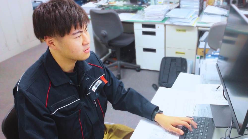 事務作業をする施工管理技術者